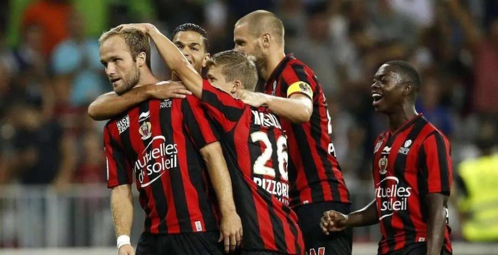  布雷斯特vs巴黎冲突不断，下半场多次中断比赛  