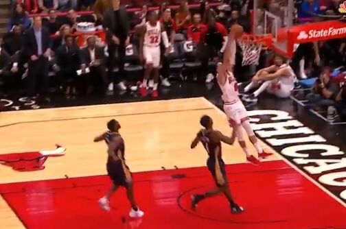  拉文扣篮大赛夺冠公牛全队发威轻取魔术获三连胜